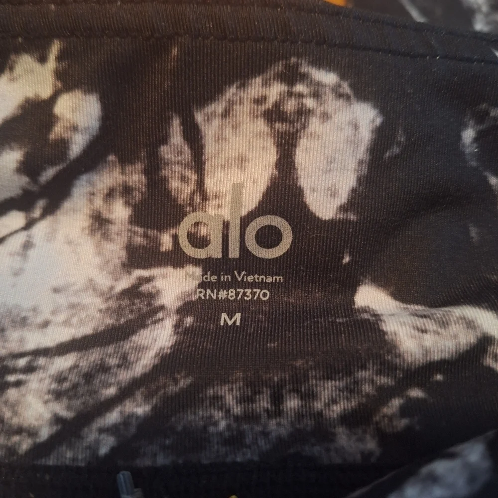 ALO Yoga Airbrush Leggings In Black Magma Womens Size Medium!